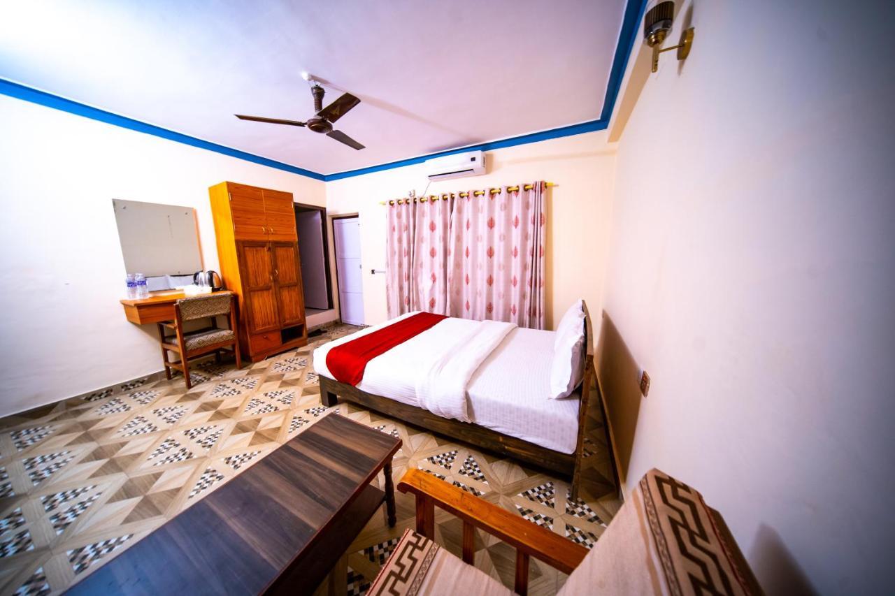 Albergue Dharma Backpackers Pokhara Exterior foto