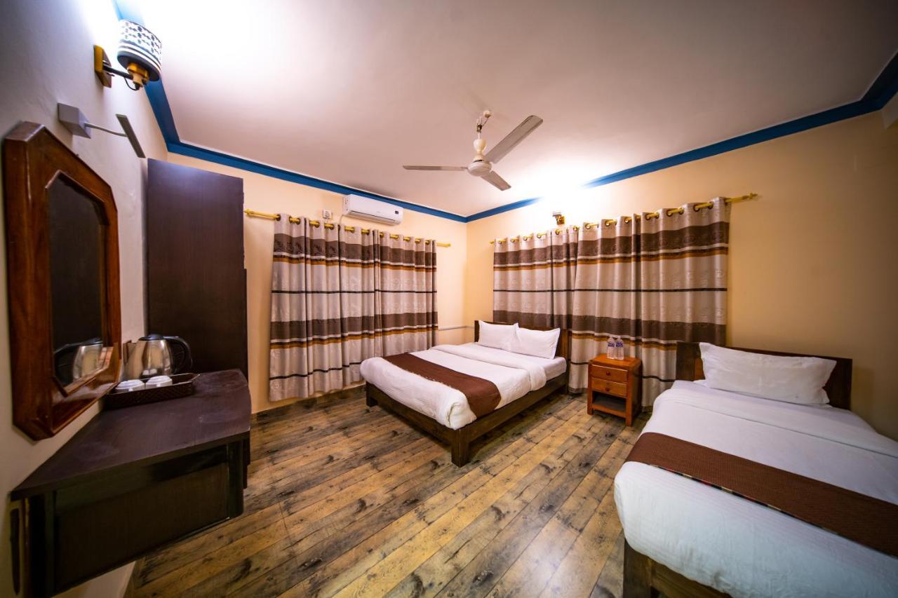 Albergue Dharma Backpackers Pokhara Exterior foto