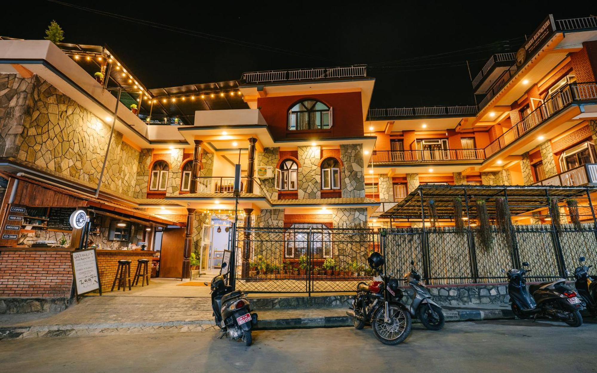 Albergue Dharma Backpackers Pokhara Exterior foto