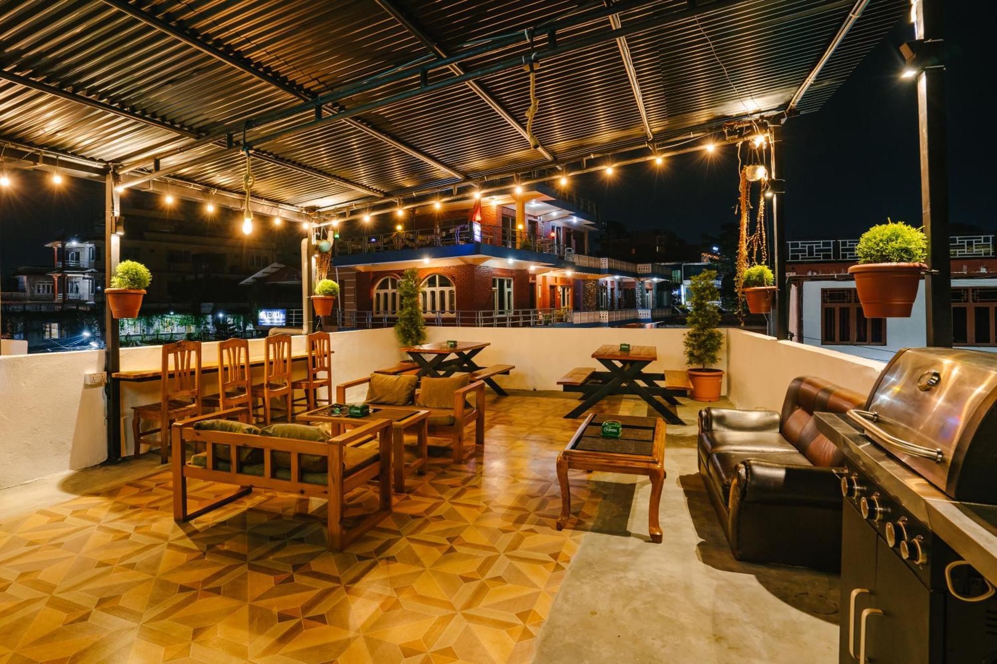 Albergue Dharma Backpackers Pokhara Exterior foto